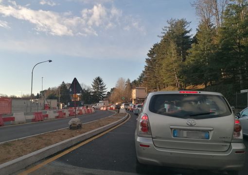 Camion fermo in via Gasparotto, traffico in tilt a Varese: code in ingresso e in uscita dalla città