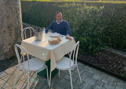 Bar e ristoranti riaprono solo all’aperto e si sfruttano anche i parcheggi