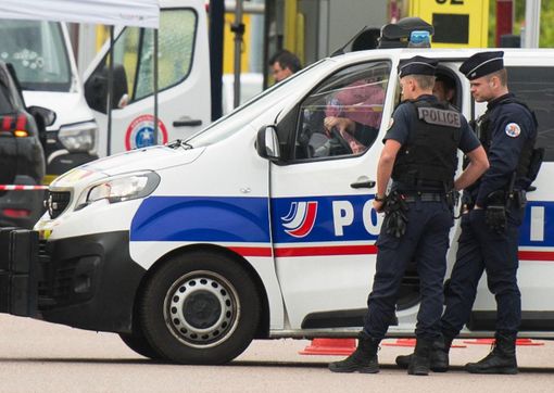 Parigi, auto contro tavoli di bar: un morto e 3 feriti gravi Parigi, auto contro tavoli di bar: un morto e 3 feriti gravi