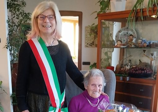 La signora Giuseppina insieme al sindaco Broggini