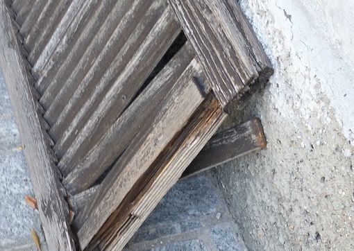 Le condizioni delle persiane dell'ufficio postale di Oltrona a Gavirate nelle foto inviate dalla nostra lettrice Le condizioni delle persiane dell'ufficio postale di Oltrona a Gavirate nelle foto inviate dalla nostra lettrice