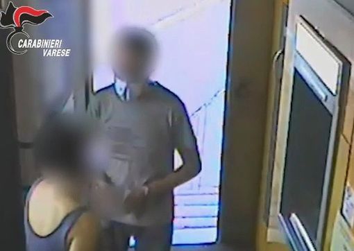 Con il volto coperto dalla mascherina e coltello in pugno rapina una ragazza al bancomat: arrestato (GUARDA IL VIDEO) Con il volto coperto dalla mascherina e coltello in pugno rapina una ragazza al bancomat: arrestato (GUARDA IL VIDEO)