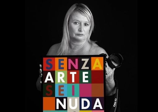 Elisabetta Vitellozzi nello scatto che partecipa alla campagna di protesta pacifica