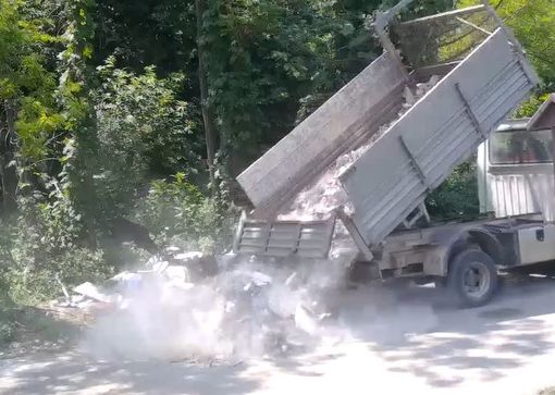 L'abbandono abusivo di rifiuti intercettato dalla Polizia Locale di Busto e, nella foto sotto all'articolo, la discarica abusiva L'abbandono abusivo di rifiuti intercettato dalla Polizia Locale di Busto e, nella foto sotto all'articolo, la discarica abusiva