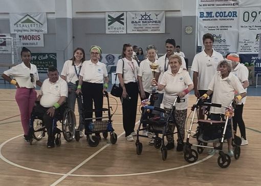 Un momento delle Olimpiadi delle case di riposo a Laveno (foto tratta dalla pagina Facebook della Menotti Bassani)