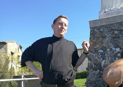 Padre Davide Costalunga in una foto dalla sua pagina Facebook