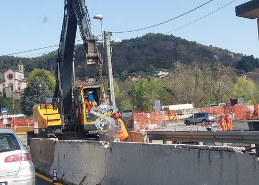 I lavori in corso a Mercallo sulla superstrada Besozzo-Vergiate per la realizzazione della rotatoria