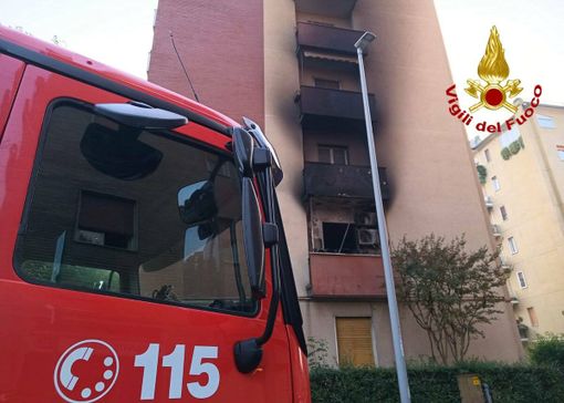 Il condominio di Cornaredo danneggiato dall'incendio Il condominio di Cornaredo danneggiato dall'incendio
