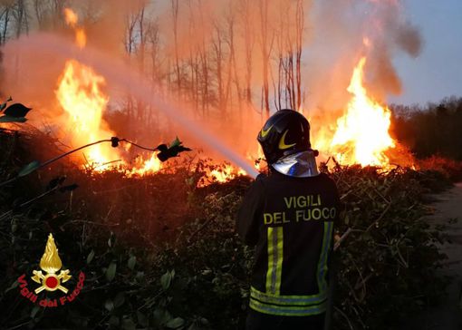 Angera, scarti vegetali in fiamme. Intervengono i vigili del fuoco