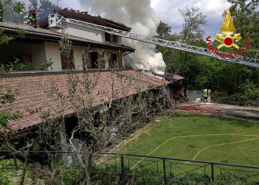 Varese, incendio in un'azienda agricola di via Miralago. Vigili del fuoco al lavoro con numerosi mezzi