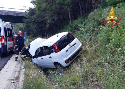 Ancora un incidente sulla 336 di Malpensa: auto fuori strada, donna soccorsa