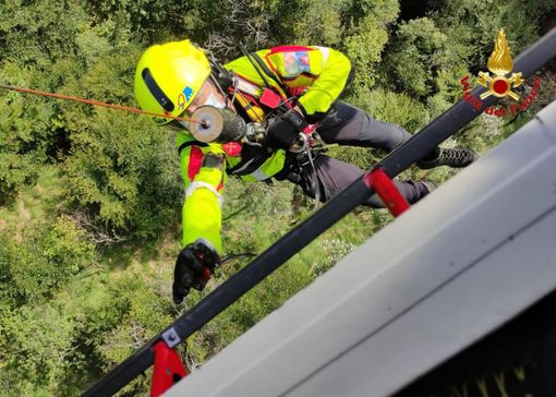 FOTO. Escursionista si perde nei boschi di Dumenza. Per recuperarlo serve l'elicottero dei vigili del fuoco FOTO. Escursionista si perde nei boschi di Dumenza. Per recuperarlo serve l'elicottero dei vigili del fuoco