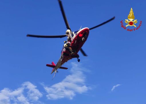 Smarrisce il sentiero e si perde nei boschi, escursionista recuperato dall'elicottero dei vigili del fuoco Smarrisce il sentiero e si perde nei boschi, escursionista recuperato dall'elicottero dei vigili del fuoco