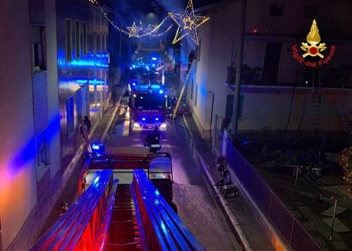 FOTO. Venegono, appartamento in fiamme nella notte: sette persone bloccate all'interno salvate dai vigili del fuoco FOTO. Venegono, appartamento in fiamme nella notte: sette persone bloccate all'interno salvate dai vigili del fuoco