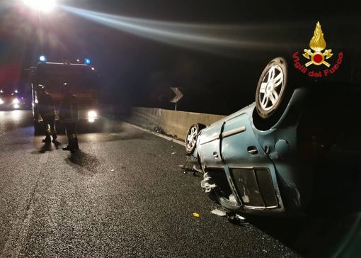 FOTO. Vola con l'auto ribaltandosi sulla Vergiate-Besozzo: paura per un ragazzo FOTO. Vola con l'auto ribaltandosi sulla Vergiate-Besozzo: paura per un ragazzo