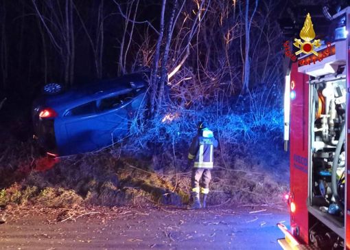 L'auto fuori strada e i vigili del fuoco intervenuti a Cairate L'auto fuori strada e i vigili del fuoco intervenuti a Cairate