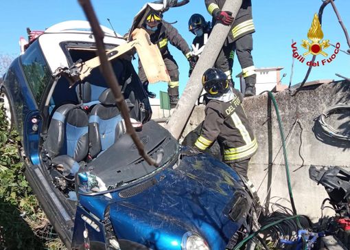 Pauroso incidente a Cassano Magnago: auto si schianta contro un muro, grave un ragazzo di 21 anni