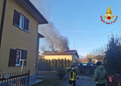 FOTO. Villetta a fuoco: a Cadrezzate in azione i vigili del fuoco
