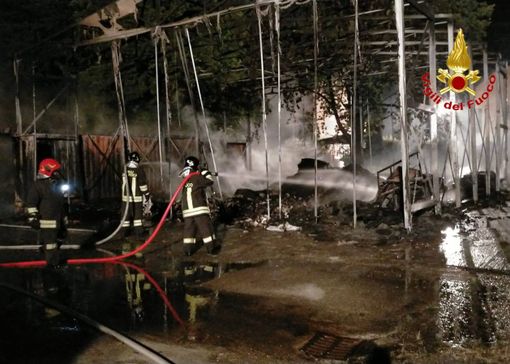 Capannone in fiamme a Venegono Inferiore: intervento in forze dei vigili del fuoco Capannone in fiamme a Venegono Inferiore: intervento in forze dei vigili del fuoco