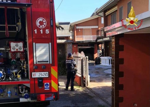 L'intervento dei vigili del fuoco nella villetta di via Dante a Fagnano