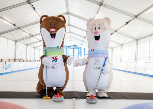 Varese, dopo il boom della fiaccola ecco le mascotte olimpiche in centro. Con un'area per gli sport invernali