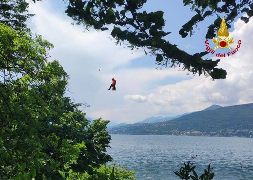 VIDEO E FOTO. Recuperato dai sommozzatori il cadavere rinvenuto nel pomeriggio sul fondo del lago Maggiore a Castelveccana VIDEO E FOTO. Recuperato dai sommozzatori il cadavere rinvenuto nel pomeriggio sul fondo del lago Maggiore a Castelveccana