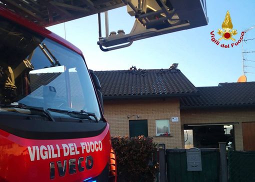 Castronno, in fiamme il tetto di una villetta a schiera Castronno, in fiamme il tetto di una villetta a schiera