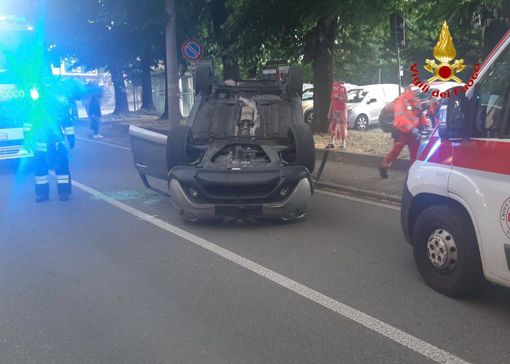FOTO. Si ribalta con l'auto in mezzo alla strada: attimi di paura a Saronno