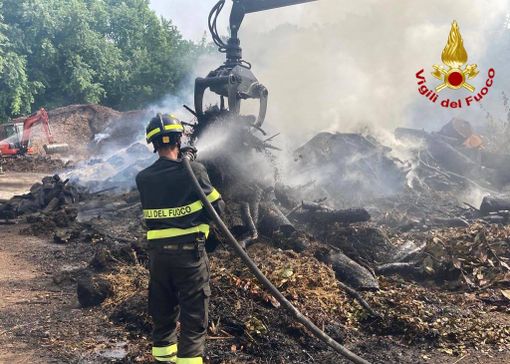 Busto, fiamme in via Sempione. Intervengono tre mezzi dei vigili del fuoco Busto, fiamme in via Sempione. Intervengono tre mezzi dei vigili del fuoco