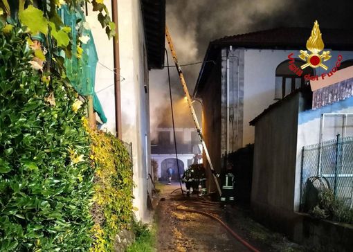 FOTO. Fiamme a Castronno, a fuoco abitazione e legnaia