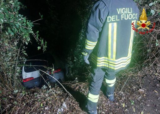FOTO. Auto esce di strada e finisce nella boscaglia: un ferito a Luino