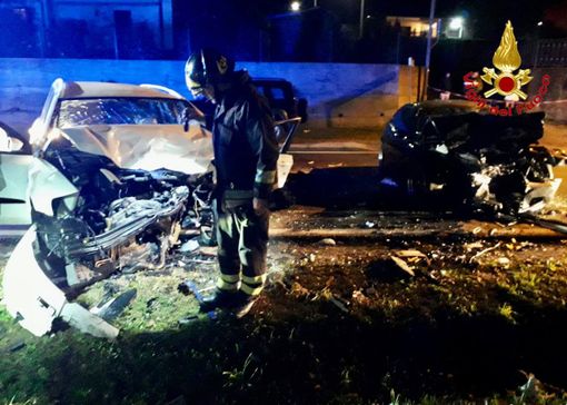 FOTO. Spaventoso frontale sulla Provinciale a Varano Borghi: due feriti gravi FOTO. Spaventoso frontale sulla Provinciale a Varano Borghi: due feriti gravi