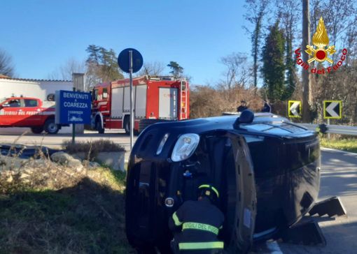 I vigili del fuoco impegnati nelle operazioni di recupero del veicolo I vigili del fuoco impegnati nelle operazioni di recupero del veicolo