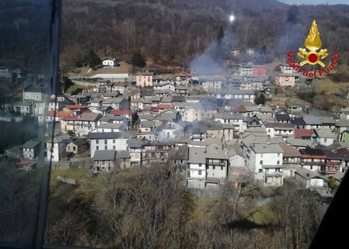 Abitazione in fiamme nel borgo Biegno, in fumo tre edifici. Operazioni complicate, in volo anche l'elicottero