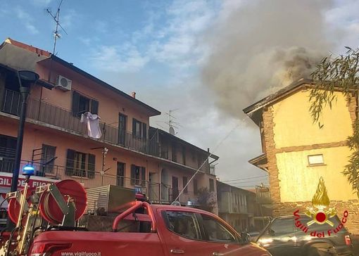 FOTO. Abitazione in fiamme a Cantello, intervengono i vigili del fuoco. Edificio inagibile