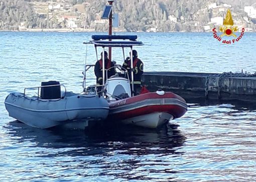 Maccagno, gommone alla deriva: lo recuperano i vigili del fuoco Maccagno, gommone alla deriva: lo recuperano i vigili del fuoco
