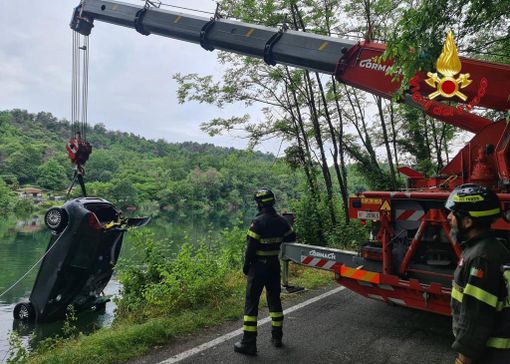 FOTO - Esce di strada e finisce nel fiume. Recuperato dai vigili del fuoco FOTO - Esce di strada e finisce nel fiume. Recuperato dai vigili del fuoco