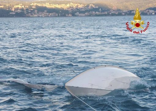 Si ribalta una barca a vela ai Castelli di Cannero: salvate due persone