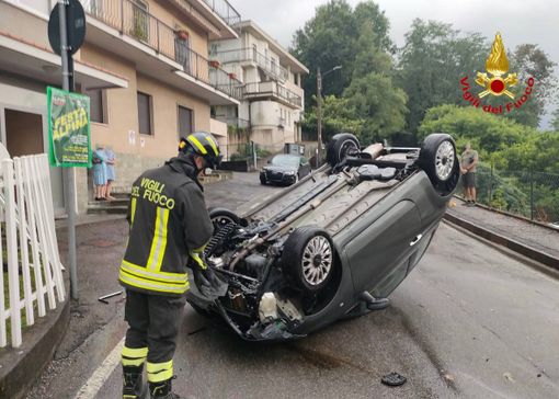 Auto si ribalta ad Azzate, ragazza di 22 anni finisce al pronto soccorso