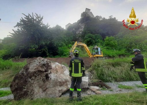 FOTO. Angera, grosso macigno si stacca ai piedi della Rocca: due famiglie evacuate