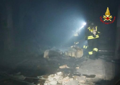 Cocquio, incendio in una ditta che lavora il metallo