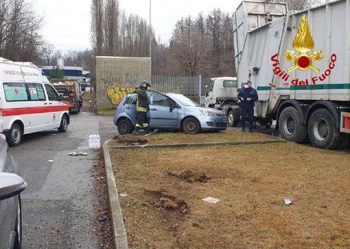 Auto esce di strada e si ribalta: paura per due ventenni a Monvalle Auto esce di strada e si ribalta: paura per due ventenni a Monvalle