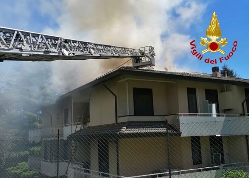Mansarda in fiamme ad Albizzate: inagibile un appartamento Mansarda in fiamme ad Albizzate: inagibile un appartamento