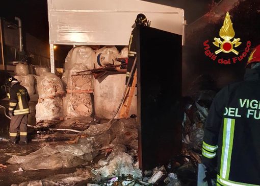 Incendio nella notte nel Tradatese: cassone in fiamme, intervengono i vigili del fuoco Incendio nella notte nel Tradatese: cassone in fiamme, intervengono i vigili del fuoco