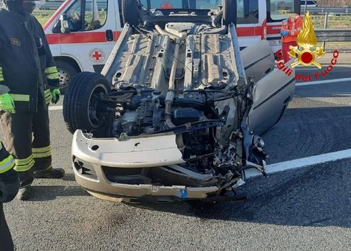 Carambola in Autolaghi, macchina si ribalta dopo lo scontro con un camion Carambola in Autolaghi, macchina si ribalta dopo lo scontro con un camion