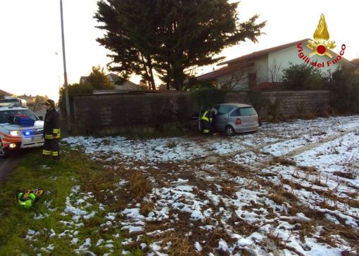 Auto fuori strada contro il muro di un'abitazione, arriva l’elisoccorso: un ferito grave Auto fuori strada contro il muro di un'abitazione, arriva l’elisoccorso: un ferito grave