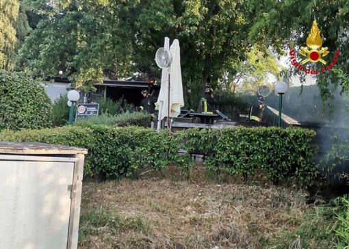 FOTO. Gavirate, chiosco in fiamme al lido. Intervengono i vigili del fuoco FOTO. Gavirate, chiosco in fiamme al lido. Intervengono i vigili del fuoco