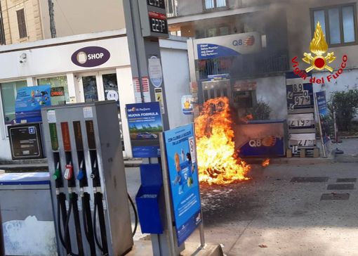 FOTO. Fa benzina al distributore e la moto prende fuoco: motociclista ustionato a Luino FOTO. Fa benzina al distributore e la moto prende fuoco: motociclista ustionato a Luino