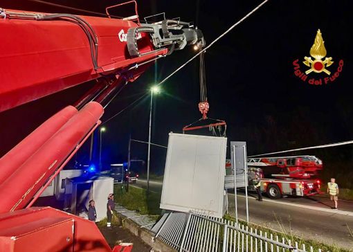 FOTO. Maltempo, volano in strada i container di una ditta e abbattono alcuni pali: danni a Uboldo