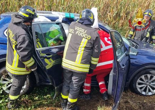FOTO. Schianto tra due auto a Cairate, una finisce fuori strada: due donne ferite